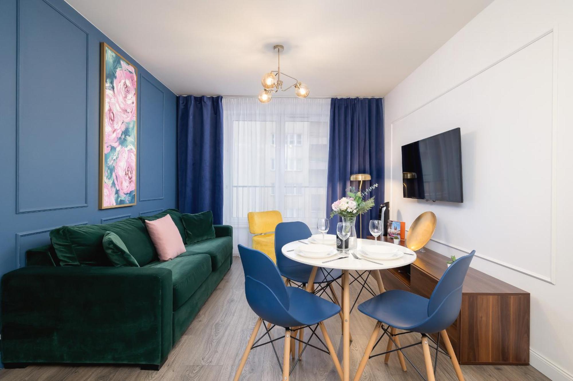 Blue And Green Apartment With Bright Pink Bedroom In Krakow By Noclegi Renters Zewnętrze zdjęcie